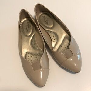 Dex Flex Women’s Comfort Slip-on Shoes/Flats Beige, patent leather toe, size 7.5